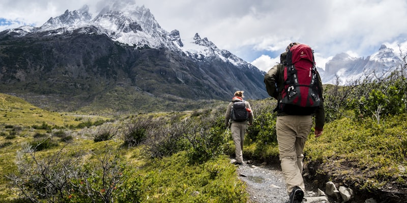 登山运动员在雪山攀登的壮观场景